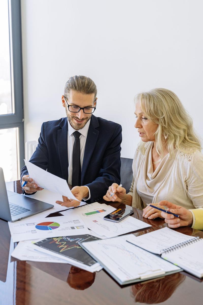 Consultora revisando documentos con un cliente