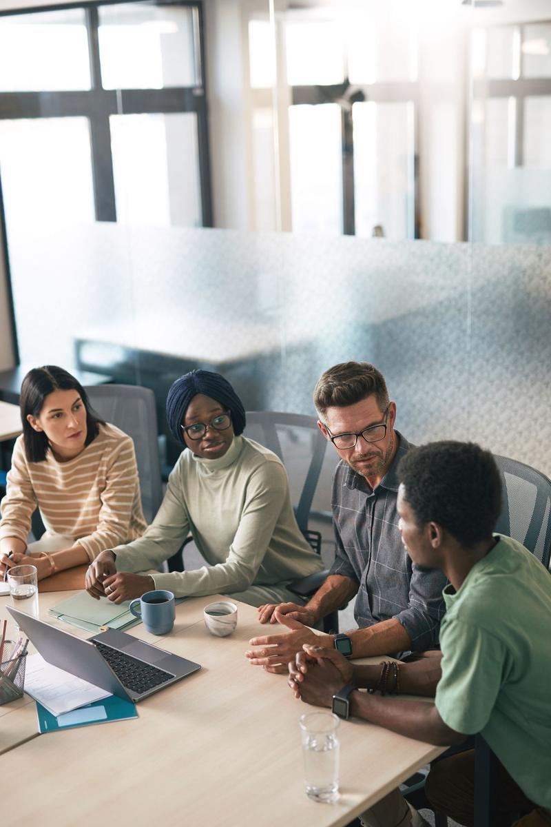 Equipo de trabajo en una sala de juntas